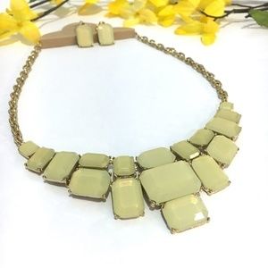 𝅺3/$29! Pale Lemon Yellow Statement Necklace